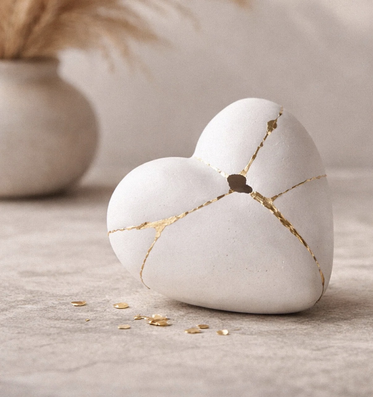 So kannst du mit einem goldverbundenen Herzen in die Rauhnächte gehen. Das Herz wird nicht einfach repariert Kintsugi ist die japanische Kunst, Zerbrochenes mit Gold neu zusammenzufügen. Die Bruchstellen werden nicht versteckt. Sie bleiben sichtbar und werden zu einem Teil der neuen Gestalt.